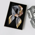 Elegante zijden sjaal met zwart pied-de-poule patroon en gouden barokke prints - Geel
