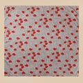 Détail à plat d'un foulard carré de 90cm au motif floral de coquelicots rouges - Grand / Rouge