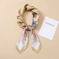 Pañuelo de seda en oro champán con flores rosas y patrones decorativos de cadenas - 90*90cm / Beige