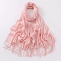 Écharpe d'hiver rose clair avec franges disposée en forme de cœur pour femmes - 200x65cm / Rose Clair