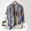 Carré de soie élégant bleu marine à motif paisley sur un blazer beige chic - Paisley Bleu Marron