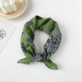 Detail van groene katoenen linnen vierkante sjaal met zwart-wit paisley-patroonopdruk - Paisley Groen