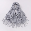 Écharpe d'hiver en cachemire gris clair pour femme avec d'élégantes longues franges - 200x65cm / Gris clair