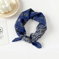 Detail van donkerblauwe katoenen hoofddoek met paisley-patronen en linnen textuur - Paisley Blauw