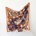 Detail eines leuchtend orangen floralen Seidenschals mit modischem Blumenmuster - 90x90cm / Orange