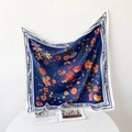 Detailopname van retro zijden sjaal met bloemen en vlinders op een witte tafel - Twill zijde / Blauw