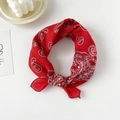 Detailweergave van rode katoenen sjaal met paisley-motief in een stijlvolle knoop - Paisley Rood