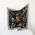 Detail van een grote zwarte zijdeachtige sjaal met kleurrijke bloemen- en vlinderpatronen - Twill zijde / Zwart