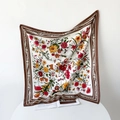 Detail van een vintage zijden sjaal met kleurrijke bloemenprints en bruine randen - Twill zijde / koffiekleur