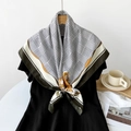 Eleganter Seidenschal mit Hahnentrittmuster und grün-gelb gestreiftem Rand im Set - 90x90cm / Smaragdgrün