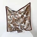 Detail eines großen quadratischen Seidenschals mit braunem Blumenmuster über einem Tisch - 90x90cm / Braun