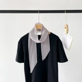Elegante sciarpa a pieghe lavanda abbinata a un top nero per un look francese - Grigio