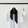 Elegante sciarpa in seta nera a pieghe abbinata a un colletto di camicia bianca - Nero
