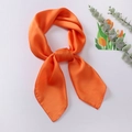 Eleganter leuchtend oranger Satin-Viereckschal mit glattem Seidenfinish für Damen - 70x70cm / Orange