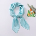 Eisblauer Seidenschal als quadratisches Halstuch mit dekorativem Knoten und Satin-Glanz - 70x70cm / Himmelblau