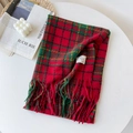 Détail d'une écharpe à carreaux rouge et vert avec franges douces et étiquette tissée - Rouge