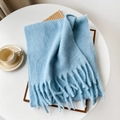 Dettaglio della sciarpa in mohair azzurro con trama spazzolata e lunghe frange morbide - 40x210cm / Celeste