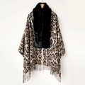 Detail eines Schals mit Leopardenmuster, schwarzem Pelzkragen und Fransenbesatz - MZP010 / Leopardenmuster Beige