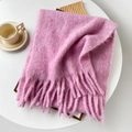 Dettaglio di sciarpa in mohair color malva con texture a frange su tavolo bianco - 40x210cm / Rosa intenso