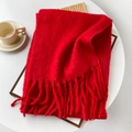 Dettaglio di sciarpa rossa in mohair con frange spesse e morbida trama a maglia spazzolata - 40x210cm / Rosso
