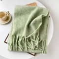 Dettaglio di sciarpa in lana mohair con trama a maglia spessa e lunghe frange morbide - 40x210cm / verde pisello
