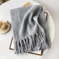 Dettaglio di sciarpa grigia in lana con lunghe frange e morbida trama a maglia - 40x210cm / Grigio chiaro