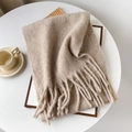 Dettaglio ravvicinato della trama della sciarpa in mohair beige con lunghe frange - 40x210cm / Kaki