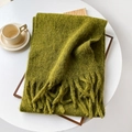 Dettaglio della sciarpa in mohair verde erba con texture soffice e lunghe frange - 40x210cm / Verde militare