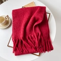 Dettaglio della sciarpa in mohair rosso con frange spesse e trama morbida - 40x210cm / Bordeaux