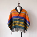 Bunter gestreifter Strickumhang mit Fransen und Knopfverschluss in Herbstfarben - Orange