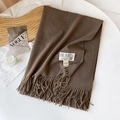 Écharpe marron foncé effet cachemire avec franges et étiquette métallique minimaliste - Café Clair