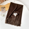 Écharpe marron foncé en style cachemire avec franges et détails de logo en métal - Café Foncé