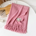 Écharpe rose effet cachemire avec franges et étiquette de marque minimaliste - Rose
