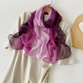 Eleganter lilafarbenem Chiffon-Kopftuch mit Farbverlauf auf einem Kleiderbügel - Rosa Violett Verlauf