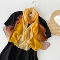Leichter Chiffonschal mit Farbverlauf in Gelb und Orange zu einem schwarzen Kleid - Kaffee Orange Verlauf