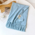 Écharpe bleu clair toucher cachemire avec fines franges et étiquette tissée de marque - Bleu clair
