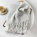 Hellgrauer Damen-Wollschal aus Mohair mit gedrehten Fransen und grober Strickstruktur - Off-White