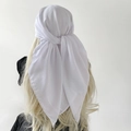 Effen witte ademende driehoekige hoofddoek met stoftextuur en knoopdetail aan achterkant - Sneeuwwit