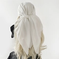 Eleganter einfarbiger weißer Schal aus Chiffon am Hinterkopf auf blondem Haar - Milchweiß