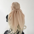 Eleganter champagnerfarbener Chiffon-Kopftuch an Haaren mit natürlichem Fall und Textur - Champagner