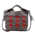 Bolso de tela gris con nueve corazones bordados a cuadros rojos y asas de cuerda - café