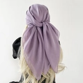 Eleganter helllilafarbener Chiffon-Kopftuch für Damen in der Rückansicht auf blondem Haar - Grau Violett