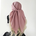 Altrosa quadratisches Kopftuch am Haar-Modell mit elegantem Faltenwurf und weicher Textur - Lila Rosa