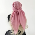 Eleganter Kopftuch-Schal aus Seide in Altrosa auf langem blondem Haar für Damen - Lotusrosa