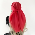 Eleganter roter Chiffon-Kopftuch für Damen, gebunden an langem Haar in einem Profi-Stil - Karmesinrot
