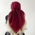 Dunkelrotes Kopftuch aus Perlen-Chiffon für Damen in der Rückansicht am Modell - Burgunderrot