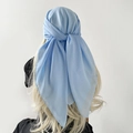 Hellblaues leichtes Chiffon-Kopftuch an Haaren gebunden für elegantes Accessoire-Styling - Hellblau