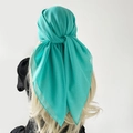 Einfarbiges meergrünes Chiffon-Quadrat-Kopftuch als schickes Bandana gebunden - Cyan
