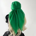 Leuchtend grünes, halbtransparentes Chiffon-Kopftuch als Hidschab an einem Modell gebunden - Grün
