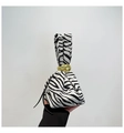 Detailansicht der Handtasche mit schwarz-weißem Zebramuster und goldenem Metallringgriff - Einheitsgröße / Weiß (Schwarz-Weiß Zebra)